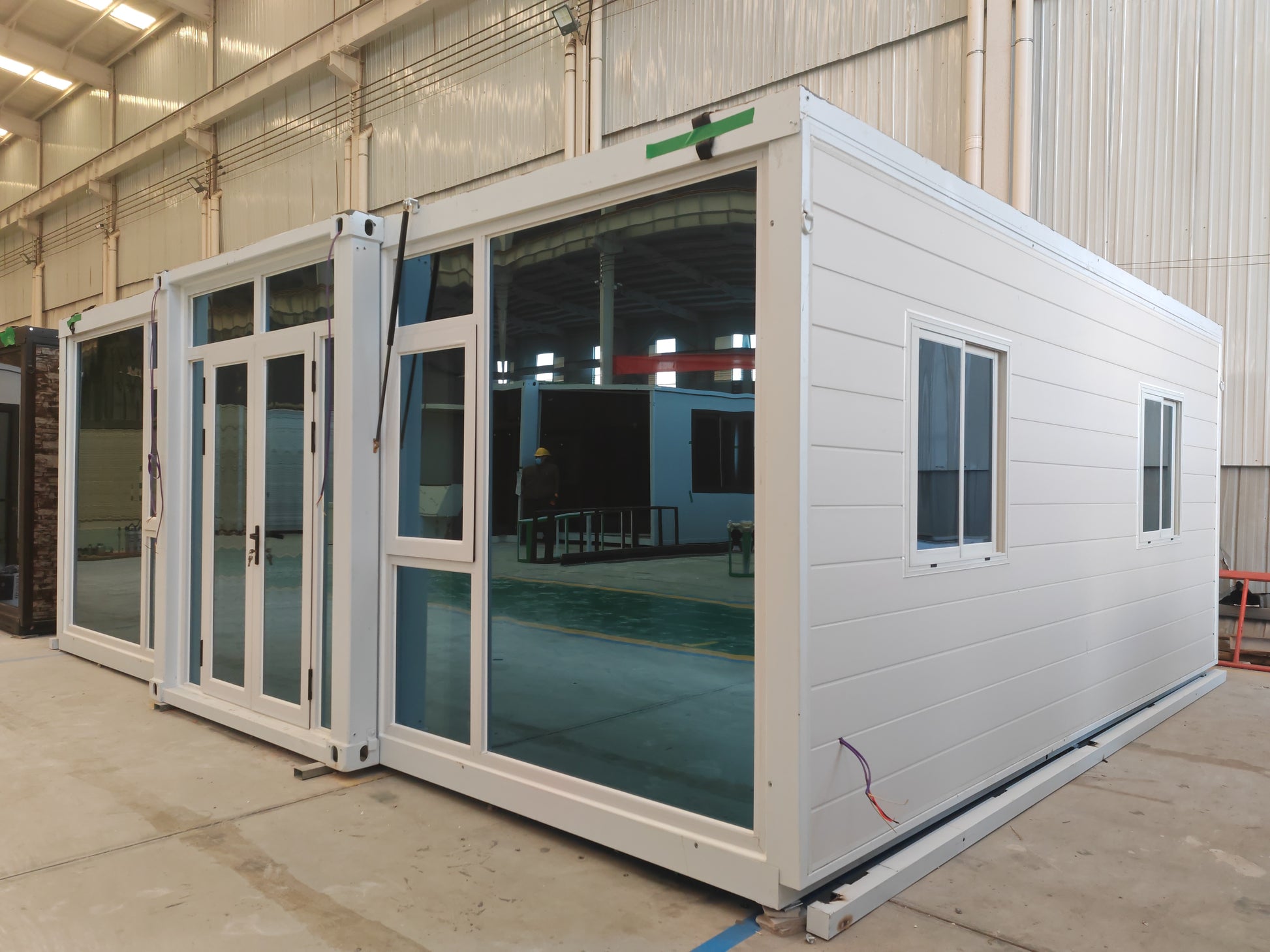 Flat expandable house model FE40 white cladding