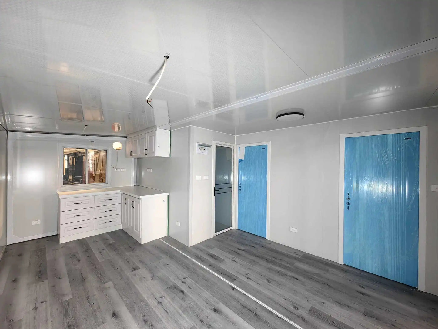interior 2beds with L type cabinet and overhead storage
